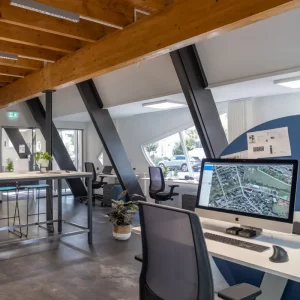Moderne Arbeitsplatzgestaltung im OG2 Coworkingspace in Taunusstein mit ergonomischen Stühlen und Schreibtischen, die optimale Lichtverhältnisse nutzen.